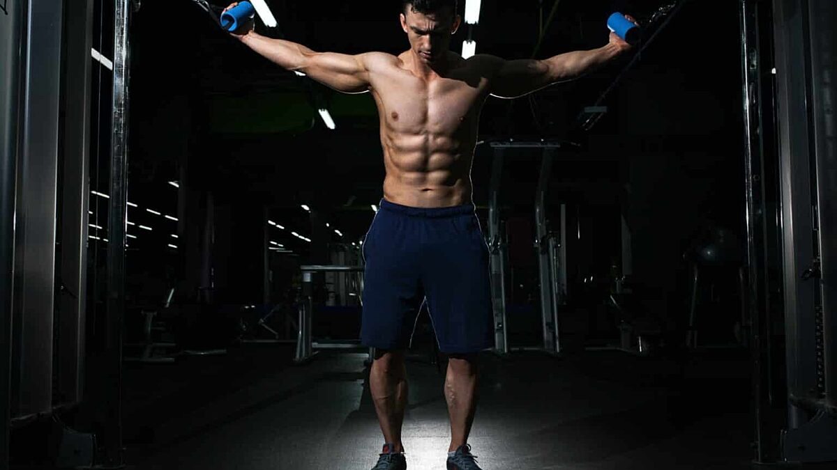 Ein Muskolöser Mann der am Seilzug trainiert