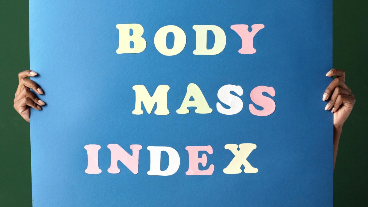 Frau trägt Plakat mit der Aufschrift Body Mass Index