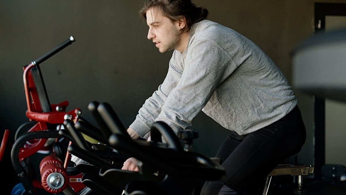 Mann der einen Fahrradergometer fährt