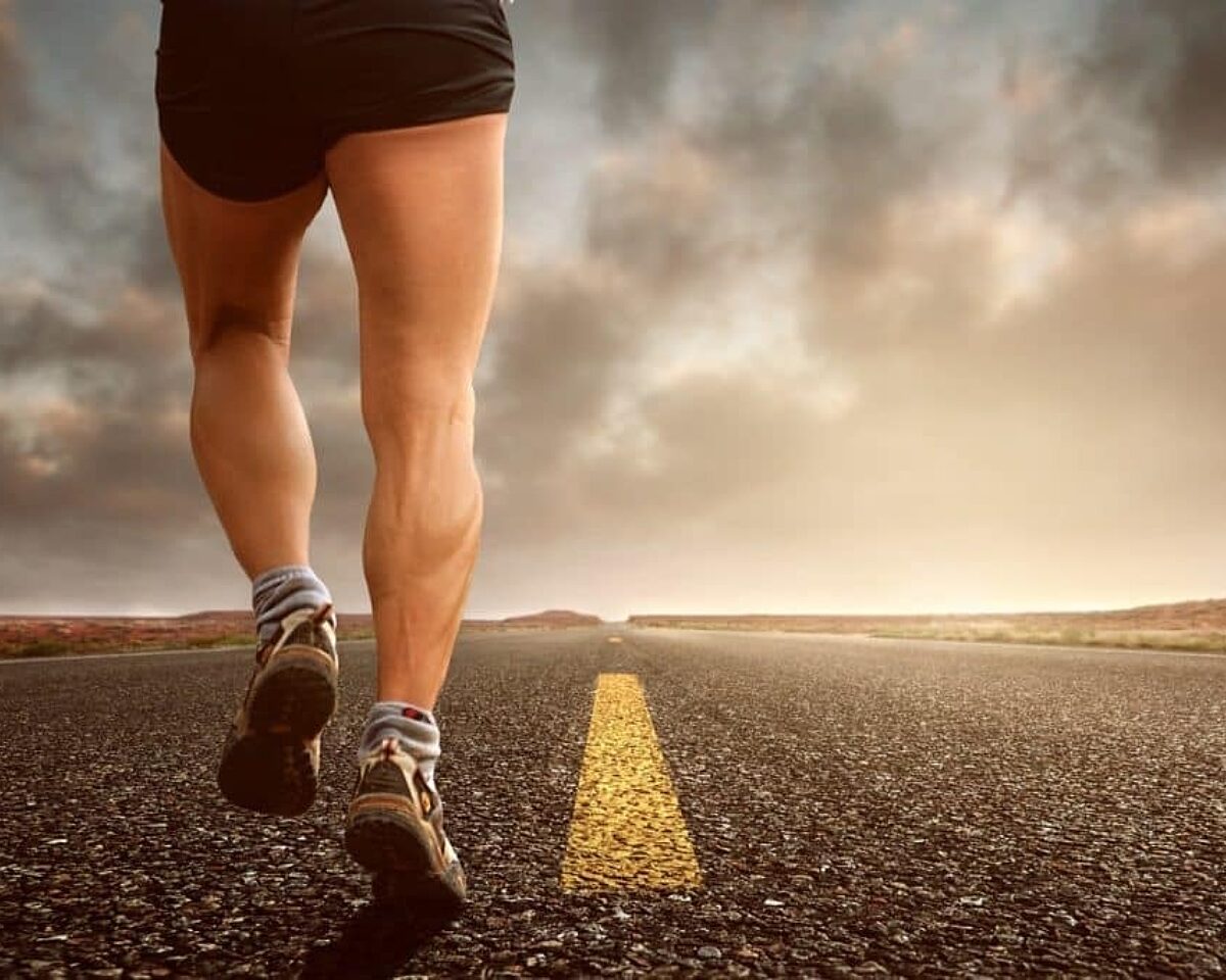 Mann läuft über die Straße