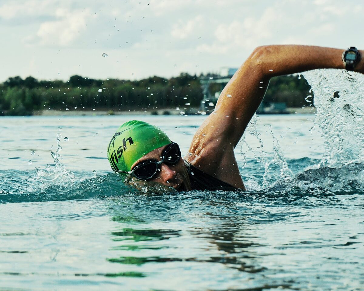 Person die auf gewässern schwimmt