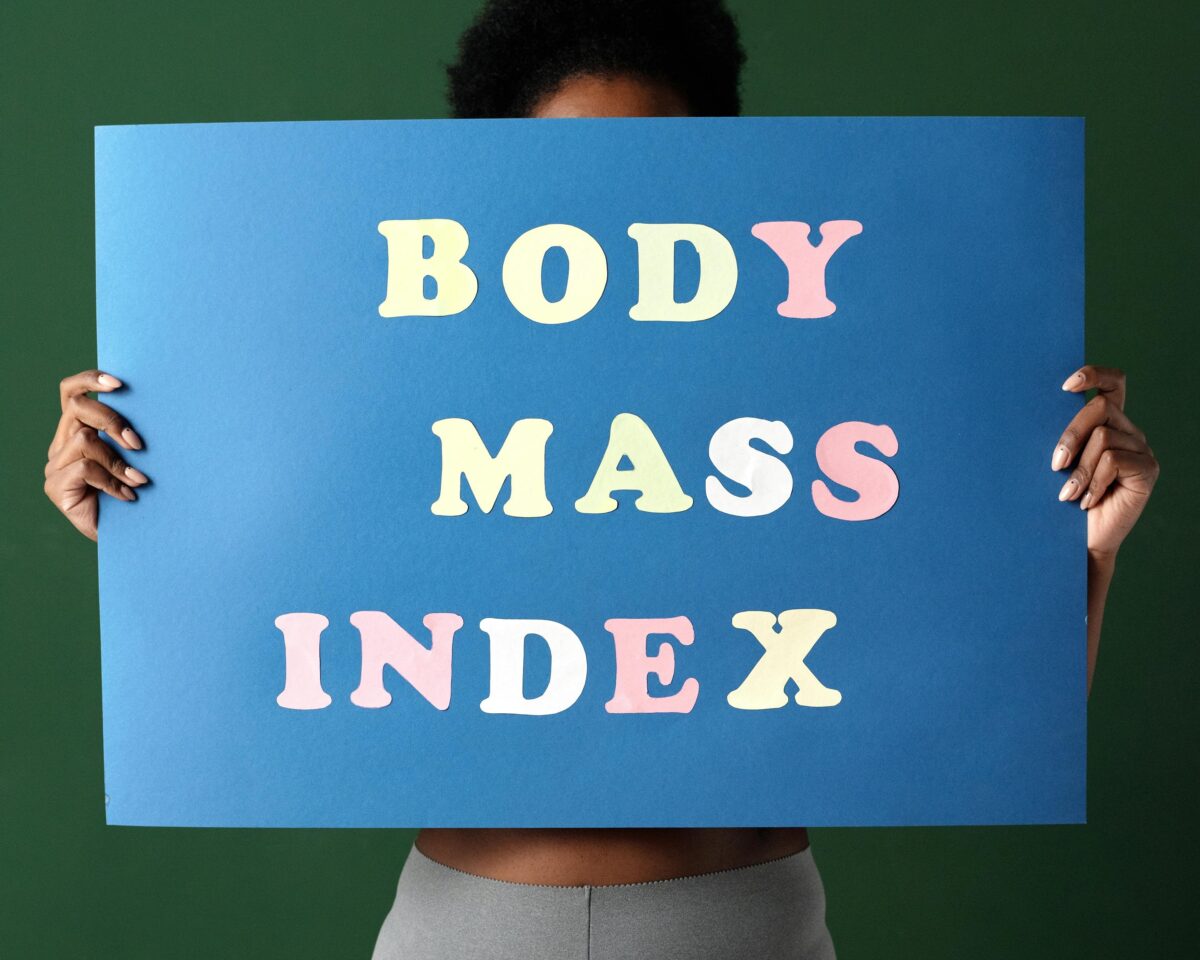 Frau trägt Plakat mit der Aufschrift Body Mass Index