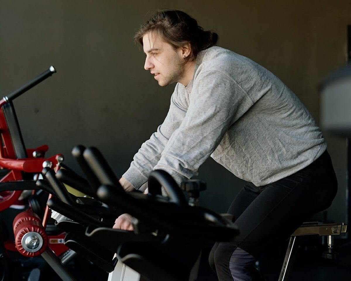 Mann der einen Fahrradergometer fährt